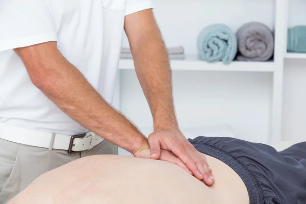 Fisioterapeuta fazendo massagem nas costas para seu paciente — Fotografia de Stock