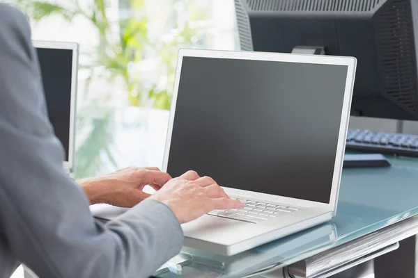 Geschäftsfrau mit Laptop — Stockfoto