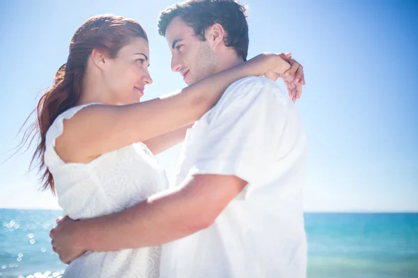 Casal feliz abraçando e sorrindo um para o outro — Fotografia de Stock