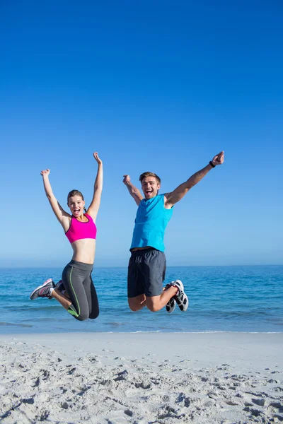 Pareja feliz saltando juntos —  Fotos de Stock