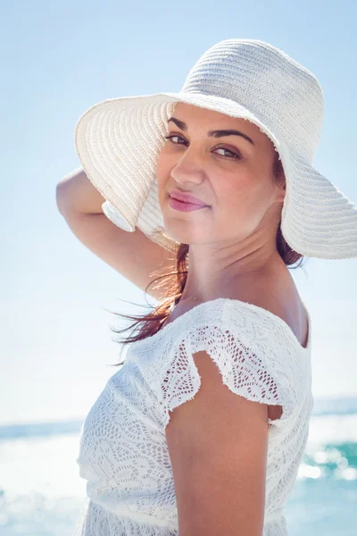 Mooie brunette dragen sunhat en camera te kijken — Stockfoto