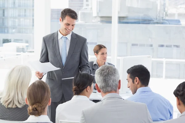 Empresário fazendo discurso durante reunião — Fotografia de Stock