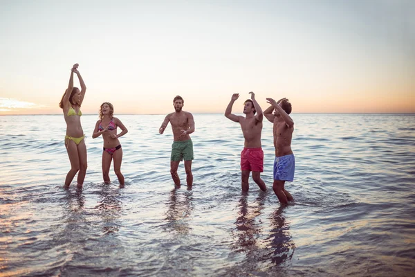 Amigos felizes se divertindo na água — Fotografia de Stock