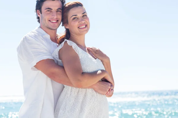 Casal feliz abraçando e olhando para a câmera — Fotografia de Stock