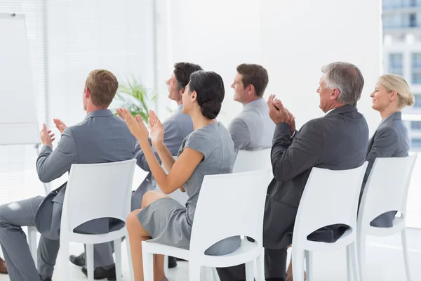 Un team di lavoro sorridente applaude durante la conferenza — Foto Stock