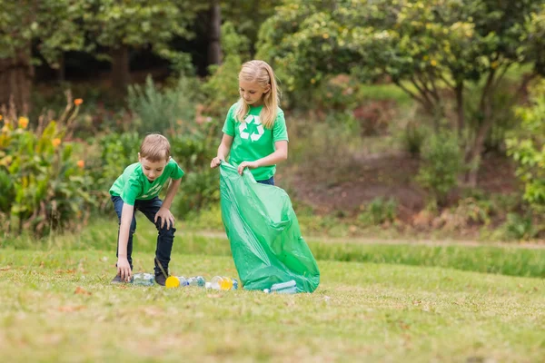 Happy siblings collecting rubbish — Stock Photo, Image