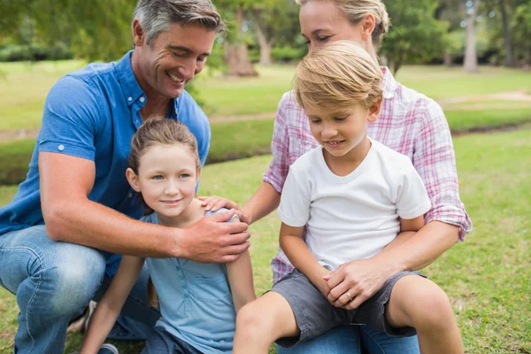 Lycklig familj i parken — Stockfoto