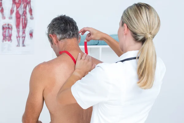 Doctor examining her patient back — Stock Photo, Image