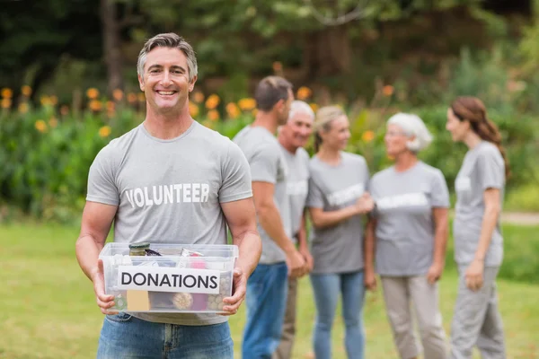 Hombre feliz sosteniendo cajas de donaciones —  Fotos de Stock