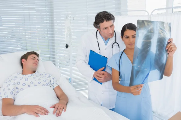 Médecins examinant les patients radiographie — Photo