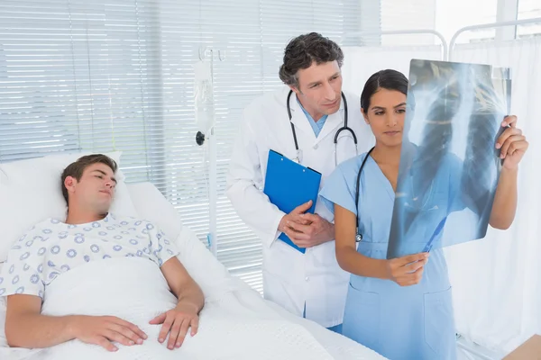 Médicos examinando pacientes xray — Fotografia de Stock