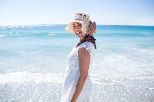 Jolie brune portant un chapeau de paille et regardant la caméra — Photo