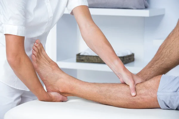 Homem tendo massagem nas pernas — Fotografia de Stock