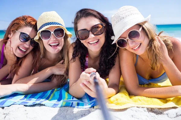 Amigos felizes usando óculos de sol e tirando selfie — Fotografia de Stock