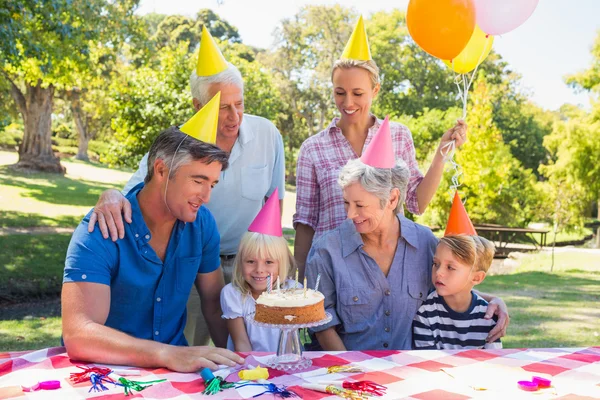 Famiglia felice che festeggia un compleanno — Foto Stock