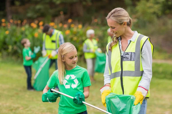 Happy family collecting rubbish — Stock Photo, Image