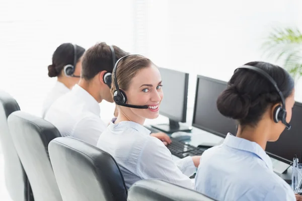 Affärsmän med headset använder datorer — Stockfoto