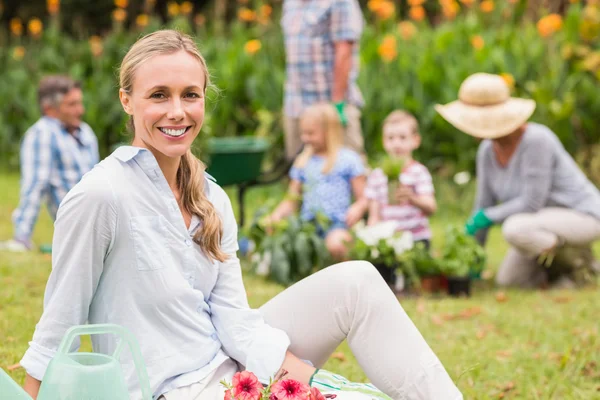 Jardinería familiar feliz — Foto de Stock