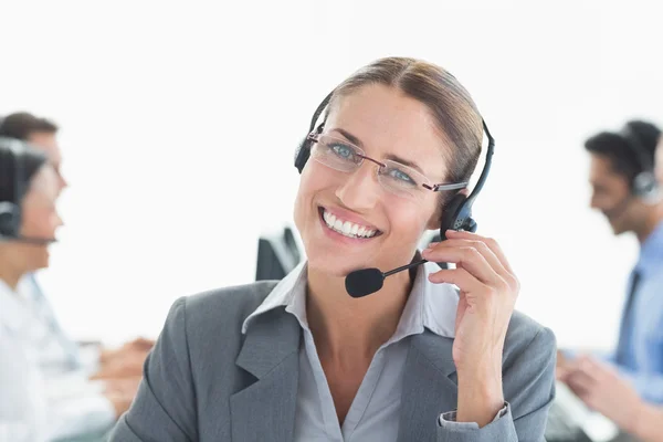 Empresário sorridente com auscultadores — Fotografia de Stock