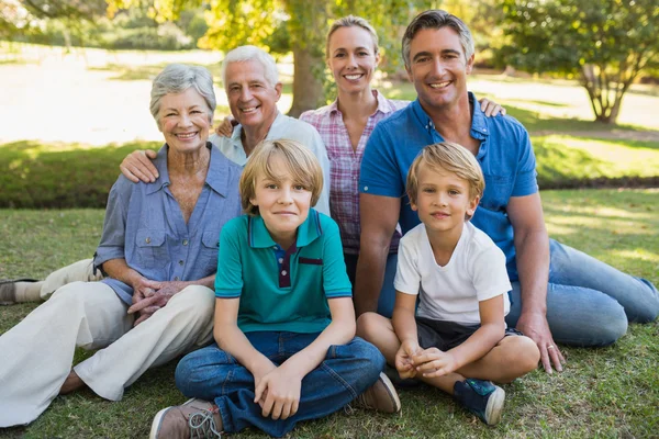 Familia feliz sonriendo a la cámara — Foto de Stock