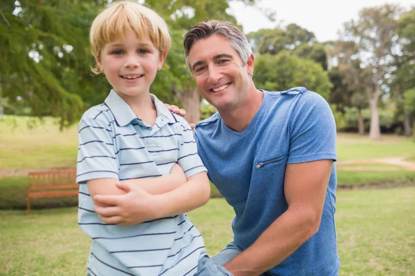 Szczęśliwy ojciec z synem w parku — Zdjęcie stockowe