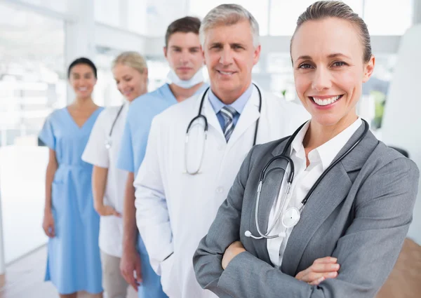 Uśmiechający się zespół lekarzy stojąc w kolejce — Zdjęcie stockowe