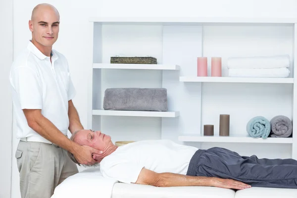 Mann erhält Kopfmassage — Stockfoto