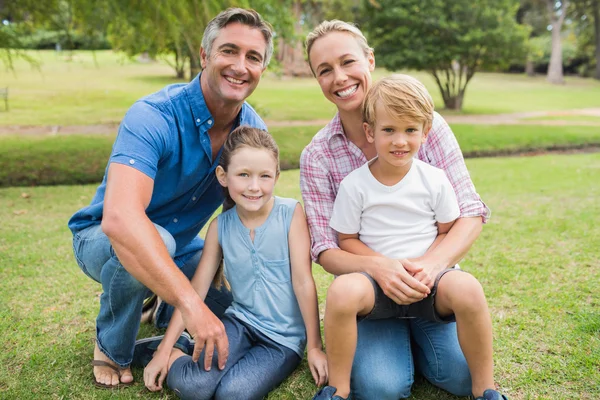 Gelukkige familie glimlachen naar de camera — Stockfoto