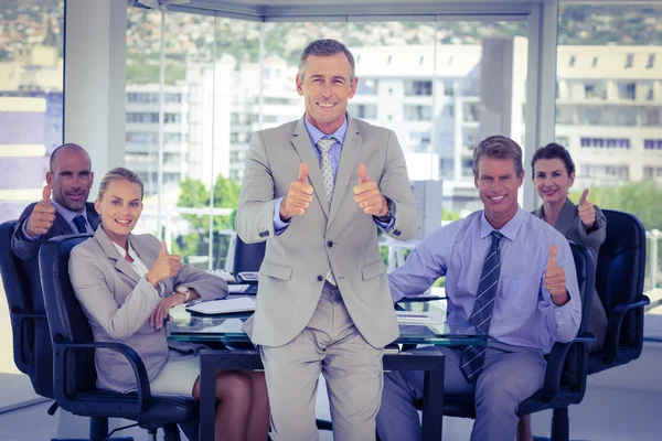 Equipo de negocios mostrando pulgares hacia arriba —  Fotos de Stock