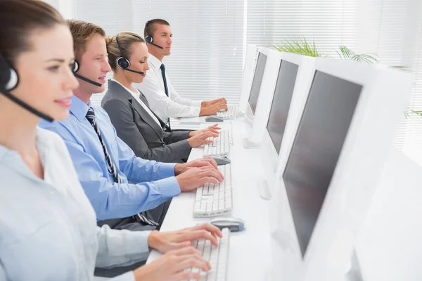 Equipe de negócios trabalhando em computadores — Fotografia de Stock