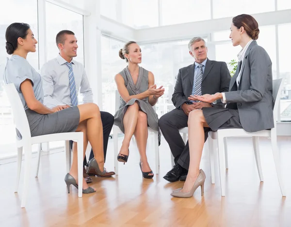 Geschäftsteam sitzt im Kreis und diskutiert — Stockfoto