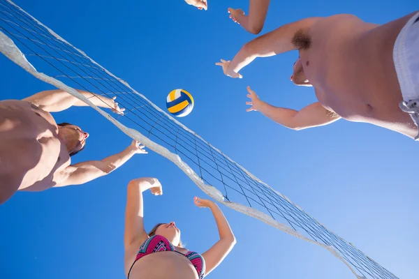 Grupo de amigos jugando voleibol — Foto de Stock