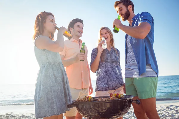 Amigos felices haciendo barbacoa y bebiendo cerveza —  Fotos de Stock