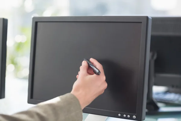 Zakenvrouw computerscherm aan te raken met pen — Stockfoto