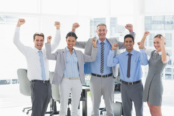 Empresários aplaudindo no escritório — Fotografia de Stock