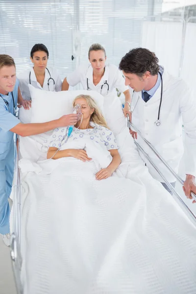 Team med läkare som bär patienten på bår — Stockfoto