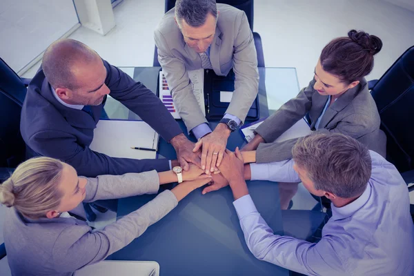 Equipo de negocios poniendo sus manos juntas —  Fotos de Stock