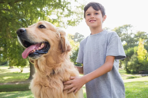 Parkta onun köpek olan küçük çocuk — Stok fotoğraf