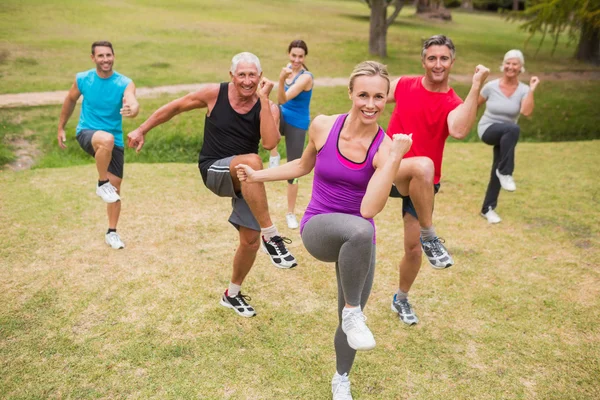 Gelukkig atletische groepstraining — Stockfoto