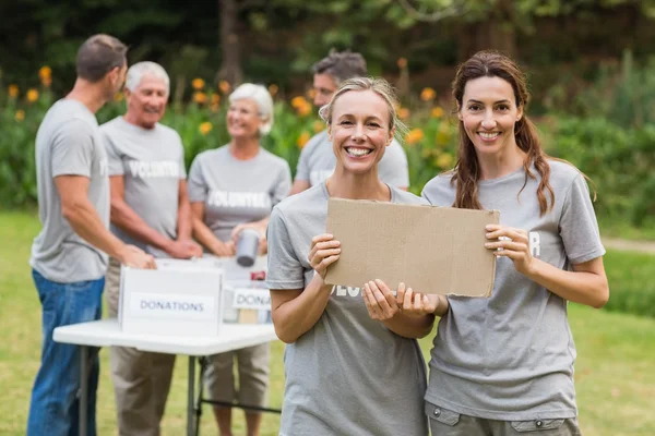 Joyeux bénévolat famille tenant boîtes de dons — Photo