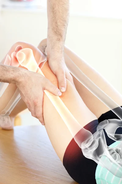 Gemarkeerde beenderen van vrouw aan fysiotherapeut — Stockfoto