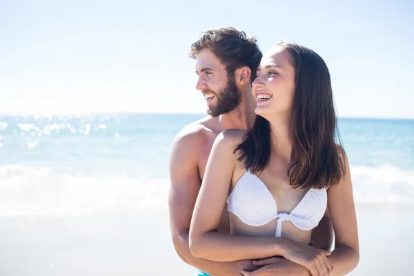 Pareja feliz abrazándose y mirando hacia otro lado —  Fotos de Stock