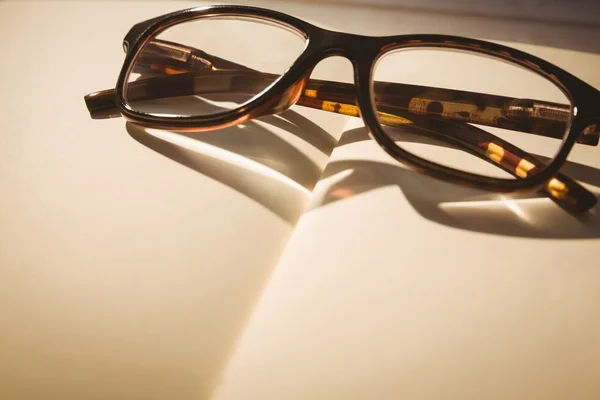 Порожня блокнот з окулярами для читання — стокове фото