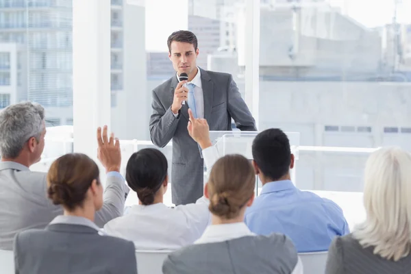 Geschäftsmann hält Rede bei Treffen — Stockfoto