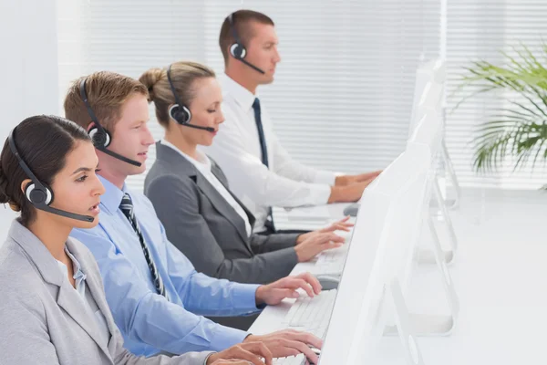 Equipe de negócios trabalhando em computadores — Fotografia de Stock