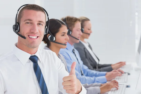 Equipe de negócios trabalhando em computadores — Fotografia de Stock