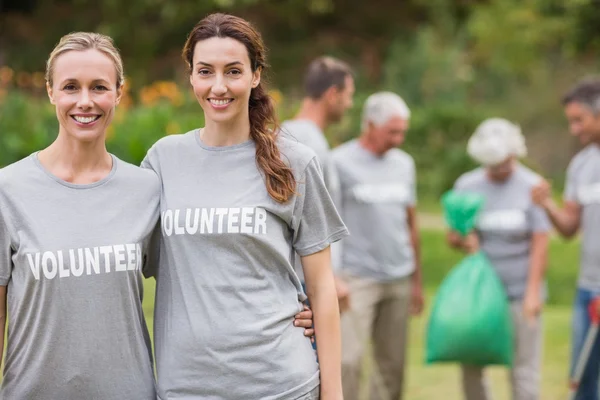 Happy volunteer collecting rubbish — Stock Photo, Image