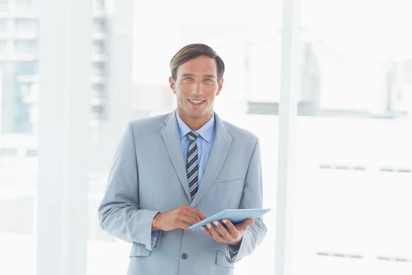 Hombre de negocios feliz usando la tableta PC —  Fotos de Stock