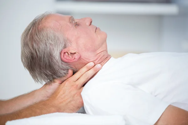 Homem recebendo massagem no pescoço — Fotografia de Stock