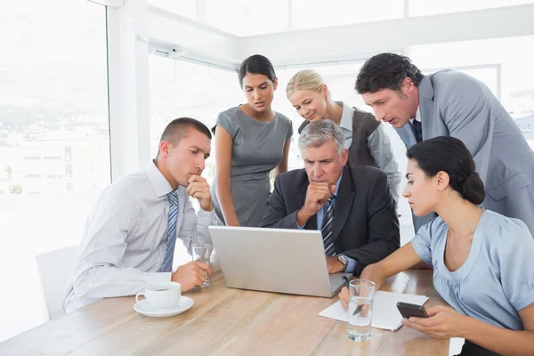 Geconcentreerd business team dat werkt op laptop — Stockfoto